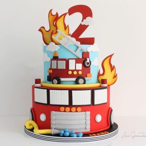 کیک تولد آتشنشان